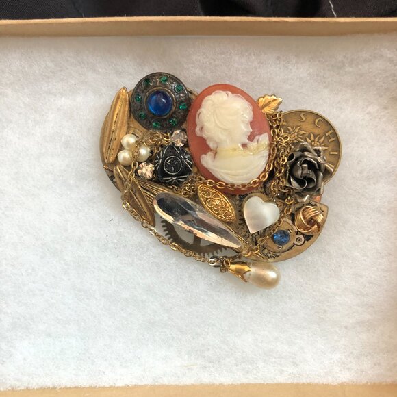 Hand- crafted antique collage pin - Picture 4 of 4